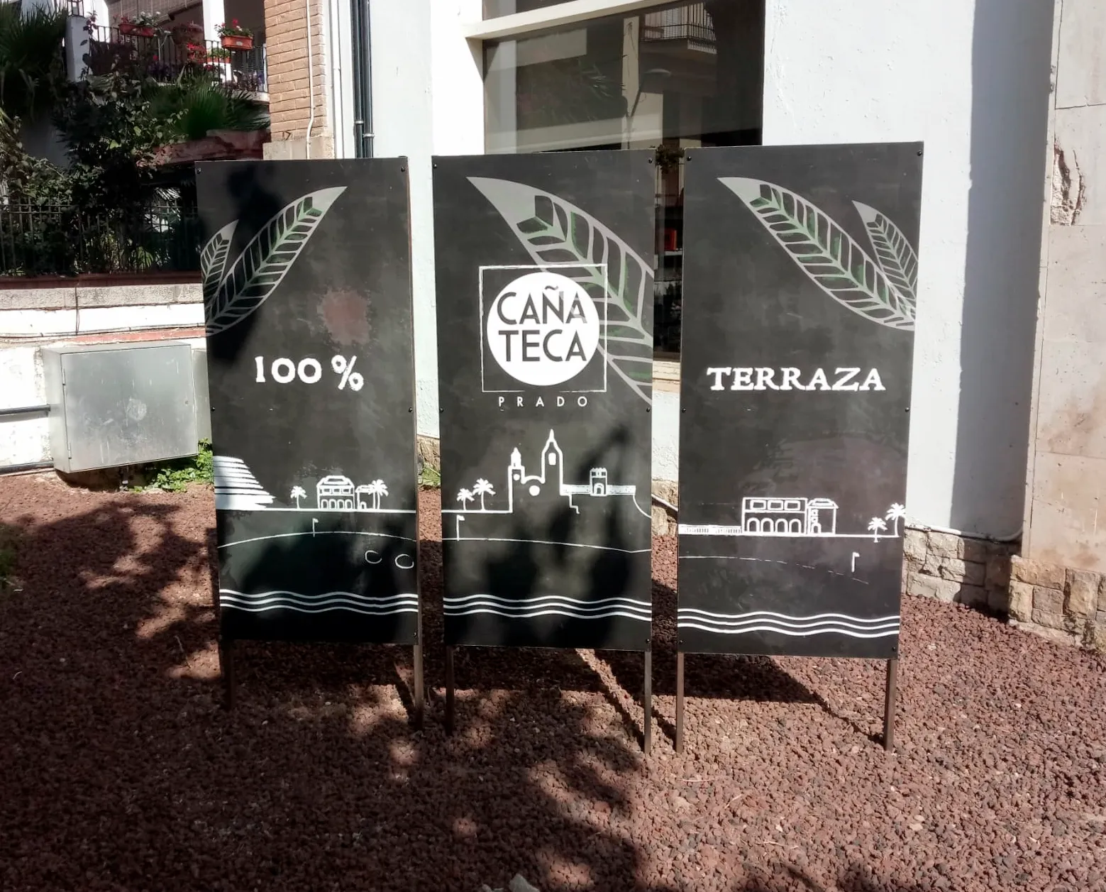 Tótems exterior en
dibond rotulados
