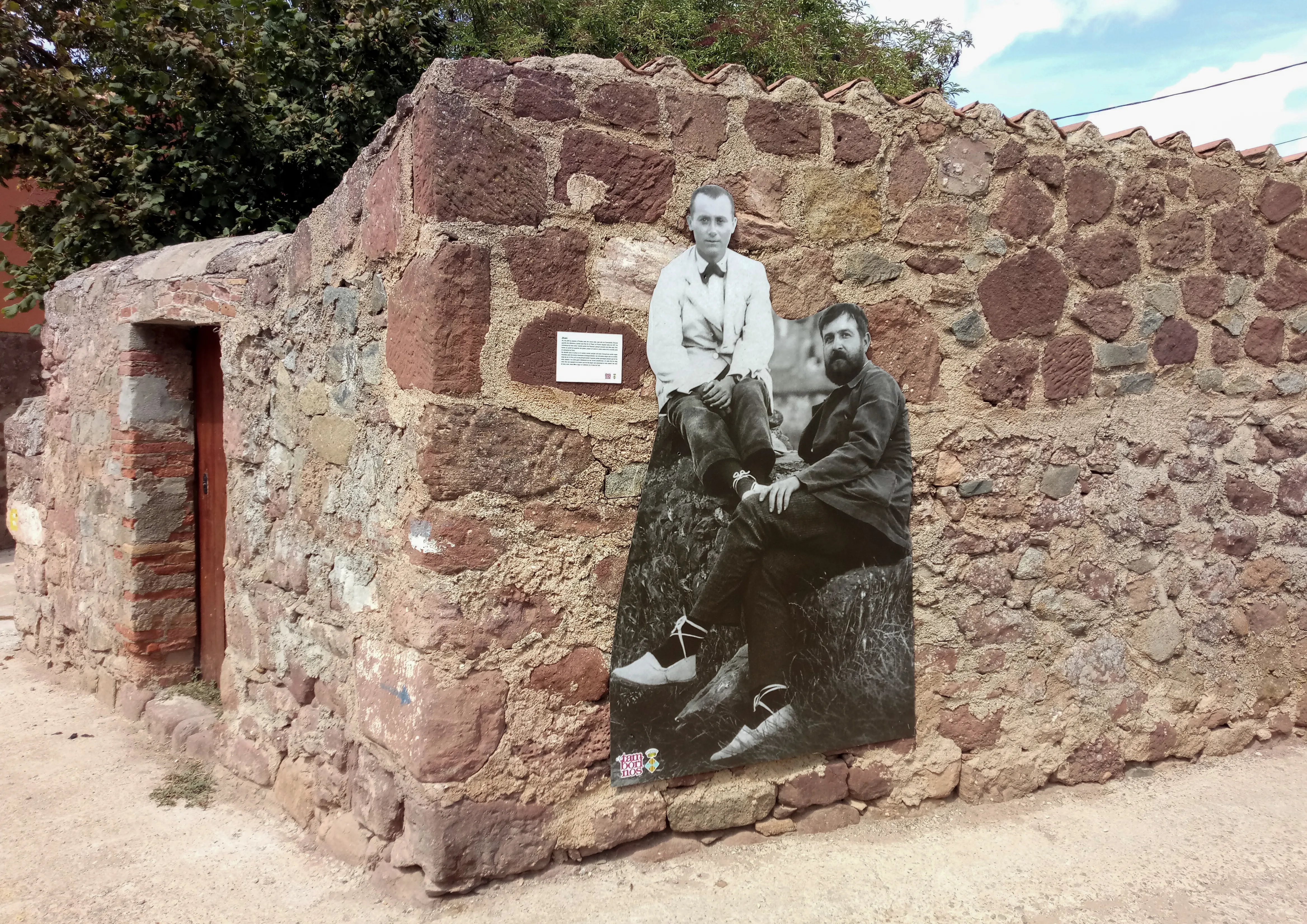 Exposición permanente en las calles de Prades con dibond impreso en UVI y fresado con forma