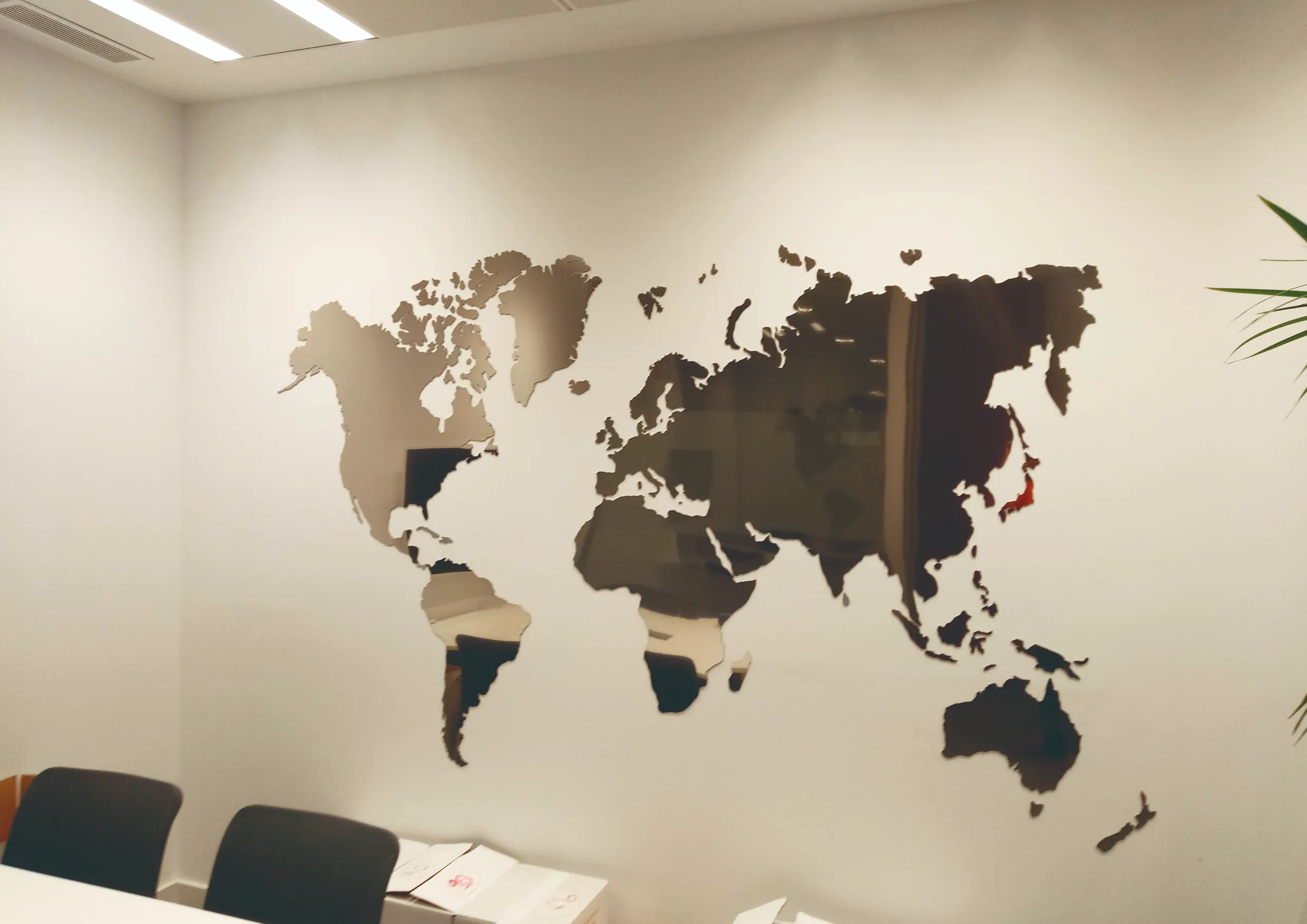 Mapa mundi en acero ínoxidable imantado troquelado.