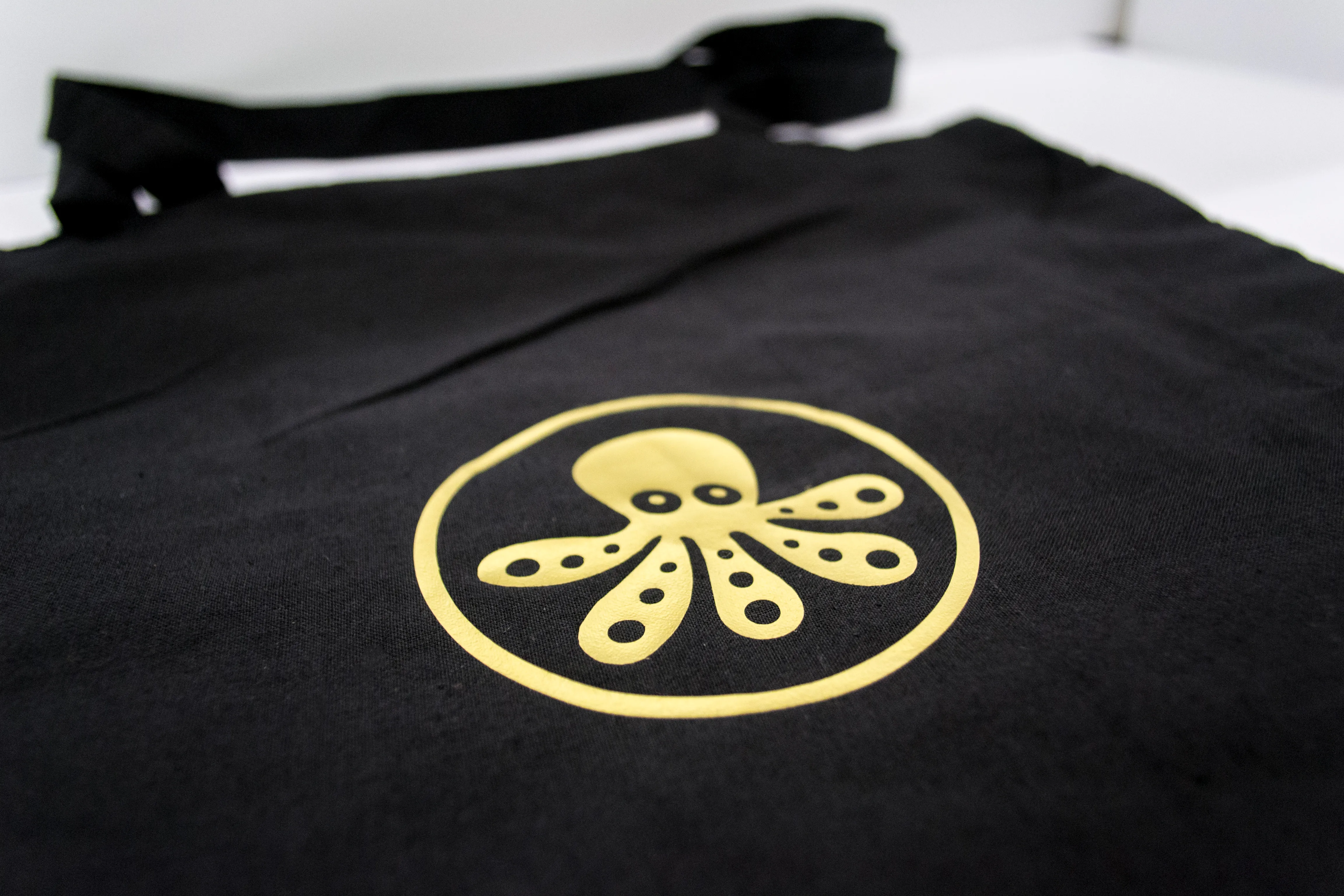 Estampación vinilo dorado en totebag tela